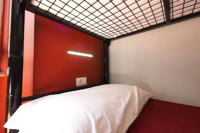 Female Dorm, Female Only, Basic, Shared Bathroom، Alessandro Palace Bar 2/5