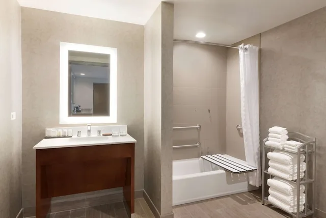 جناح بسريرين كوين لذوي الإعاقة، Embassy Suites By Hilton Chicago-Naperville 2/2