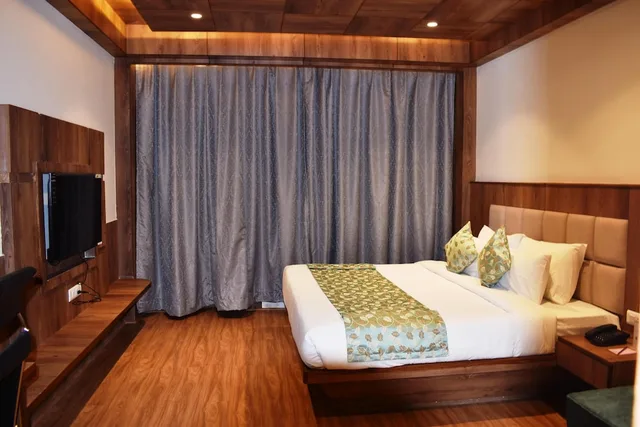 Club, Queen Bed, Valley View, Balcony، The Orchid Manali 1/4