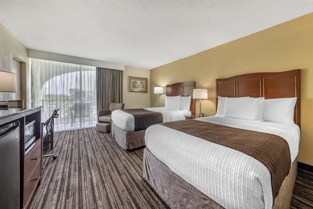 غرفة قياسية بسريرين مزدوجين بشرفة، Best Western Plus North Miami Bal Harbour 1/10