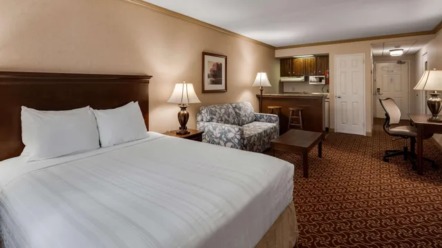 جناح بسرير كوين، Best Western Plus Morristown Inn 2/6
