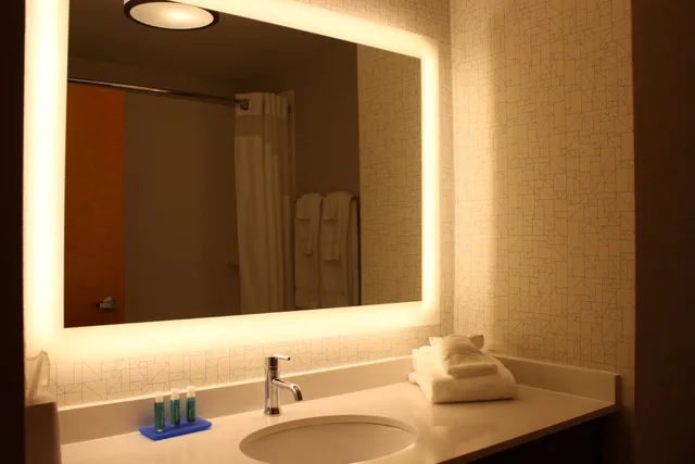 Suite, King Bed, Holiday Inn Express Forest City 3/3