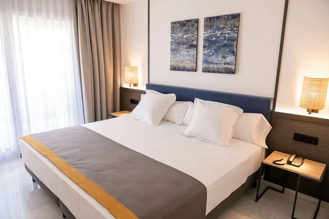غرفة سوبيريور بسرير كينج بإطلالة جزئية على البحر، Urh Sitges Playa Hotel 1/5