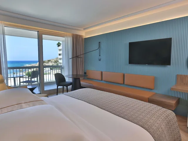 غرفة تنفيذية بسرير كينج بإطلالة على البحر، Movenpick Hotel Beirut 6/10