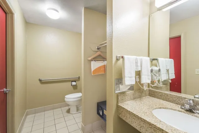 غرفة بسرير كينج لذوي الإعاقة، Econo Lodge Inn and Suites I-35 at Shawnee Mission 3/5