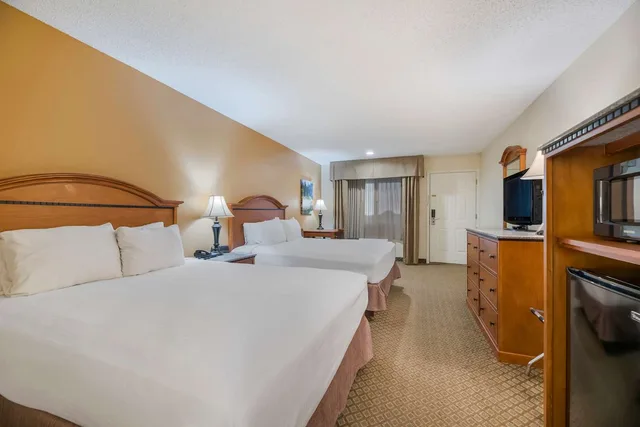 Upstairs, 2 Queen Beds، Best Western Sunrise Inn 1/4