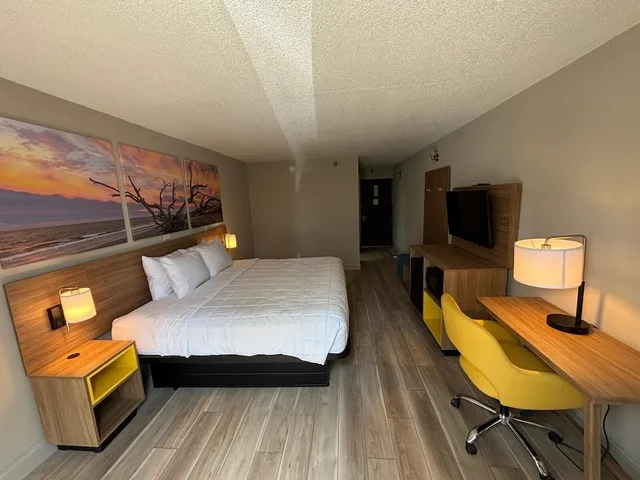 غرفة بسرير كينج، Days Hotel by Wyndham Williamsburg I-64 2/10
