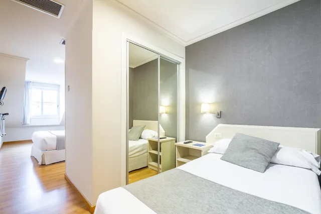 غرفة ثلاثية بسرير مزدوج وسرير فردي، Hotel Atlantico 1/1