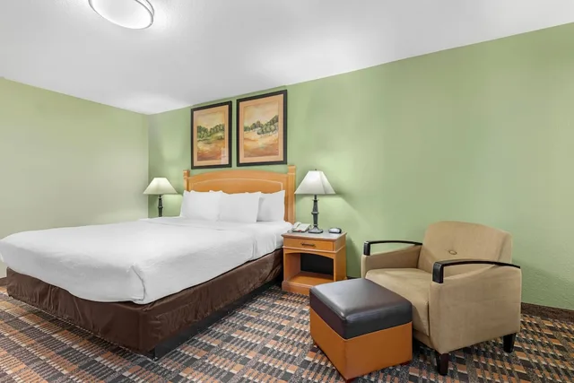 غرفة قياسية بسرير كينج، QUALITY INN AND SUITES PLANO EAST RICHARDSON 10/10