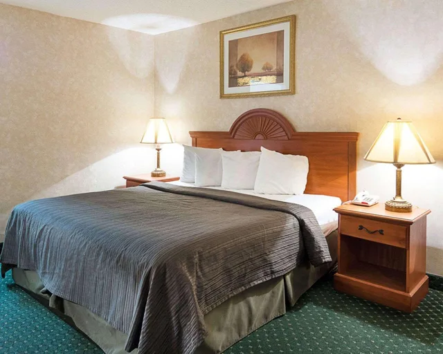 غرفة بسرير كينج للمدخنين، Quality Inn Petersburg Fort Lee Area 2/2