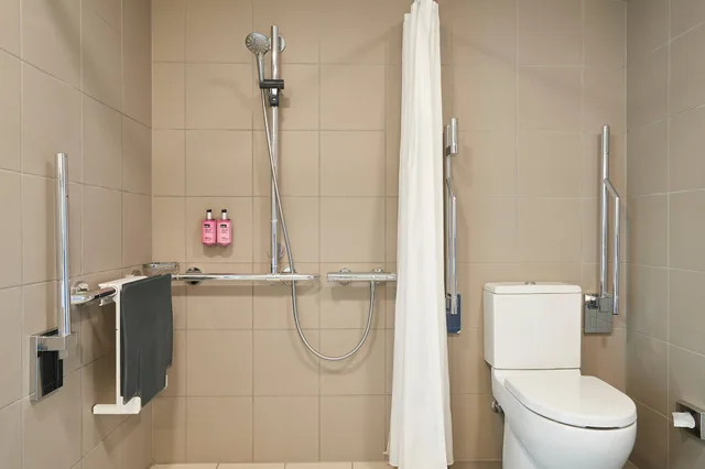 غرفة بسرير كوين مع أريكة، Moxy Edinburgh Airport 2/3