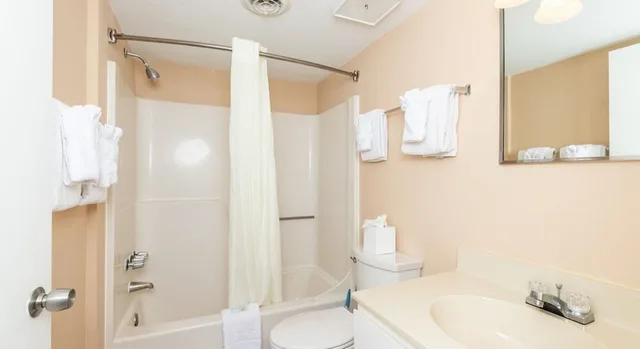 2 Bedrooms, Condo, Premium, 2 Double Beds, King Bed, Bay View, Sofa, Patio، Bay Club Resort 5/5