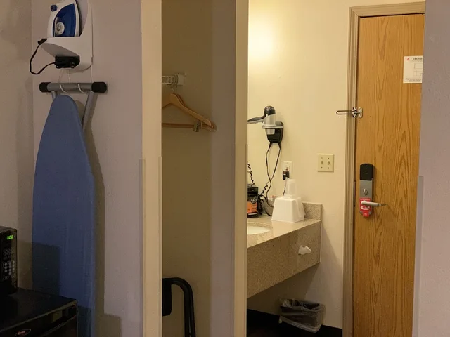 غرفة قياسية بسرير كينج لذوي الإعاقة، Econo Lodge Inn And Suites Clinton 4/4
