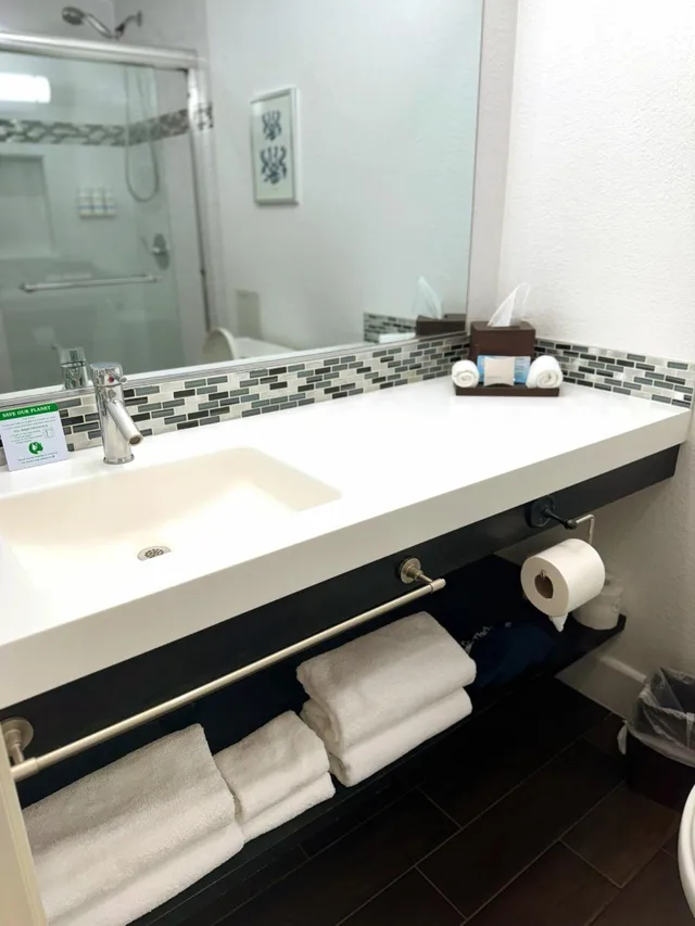 Executive, King Bed, Pacific Inn 4/10