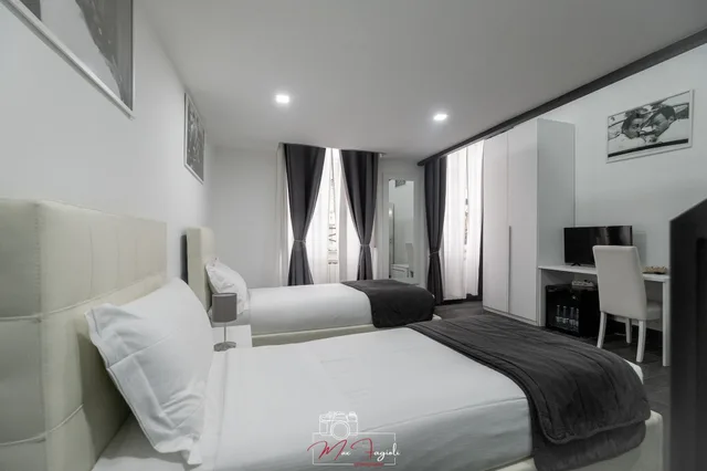 غرفة رباعية بسرير مزدوج وسريرين منفصلين، Arch Rome Suites 1/8