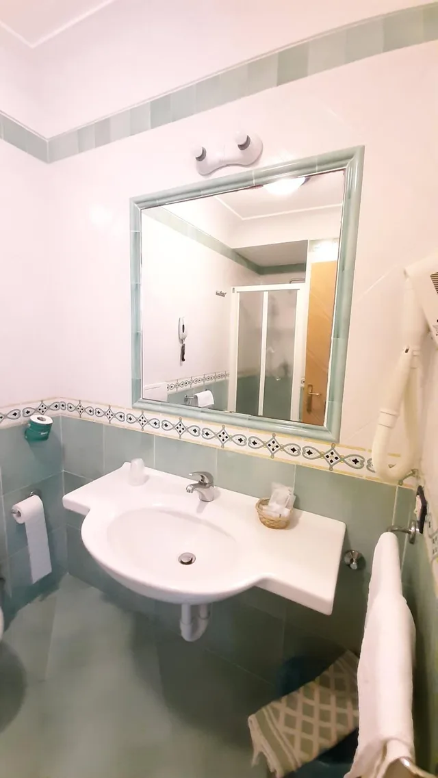 غرفة ثلاثية، Albatros Hotel 6/7