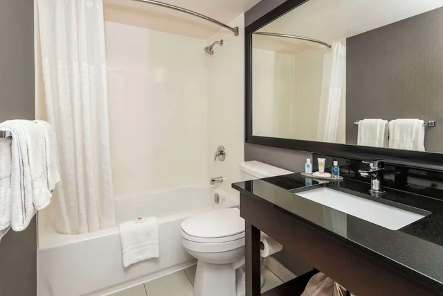 غرفة بسرير كينج في طابق مرتفع، Comfort Inn Sault Ste Marie ON 4/4