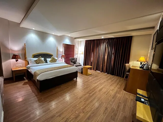 غرفة بريميوم بسرير كينج بشرفة، Regenta Resort Bharatpur 5/10