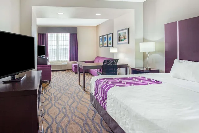 غرفة ديلوكس بسرير كينج لذوي الإعاقة، La Quinta Inn Suites Luling 1/3