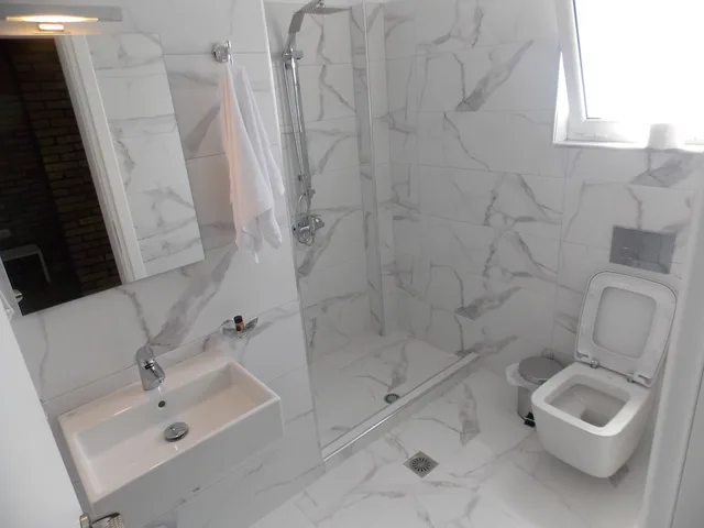 غرفة ديلوكس ثلاثية بسرير مزدوج وسريرين منفصلين بإطلالة على البحر، Hotel Piccollino 6/6