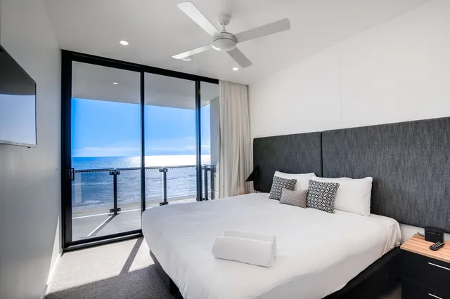 3 Bedrooms, Apartment, Twin Beds, 2 King Beds, Ocean Front, High Floor، Iconic Kirra Beach Resort 4/9