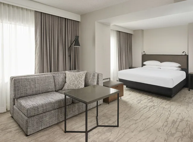 غرفة بسرير كينج مع أريكة في طابق مرتفع، Hyatt Regency Deerfield 1/2