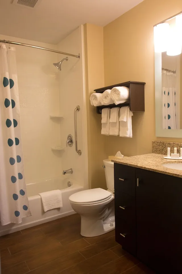 جناح بسرير كوين بغرفة نوم واحدة مع أريكة، TownePlace Suites Lincoln North 5/8