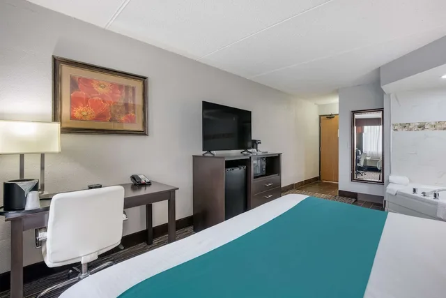 غرفة قياسية بسرير كينج بحوض جاكوزي لذوي الإعاقة، Best Western Waukesha Grand 1/6