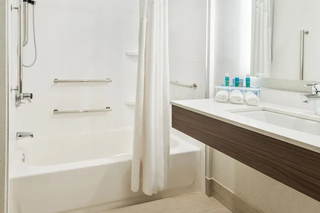 غرفة قياسية بسريرين كوين في طابق منخفض، Holiday Inn Express Hotel Suites Bentonville 7/8