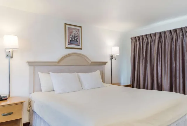 غرفة غراند بسرير كينج، Americas Best Value Inn Suites Hyannis Cape Cod 3/6