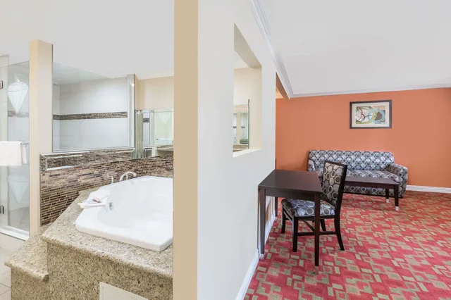 جناح بسرير كينج مع أريكة، Travelodge Inn & Suites by Wyndham Bell Los Angeles Area 10/10