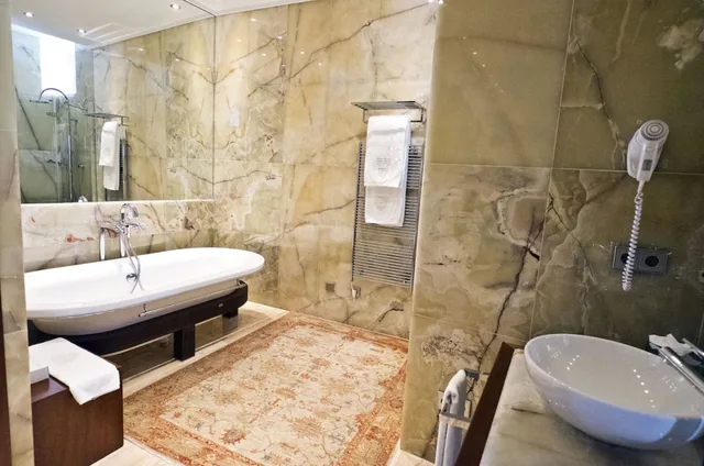 جناح غراند بسرير كينج بشرفة بإطلالة جزئية على البحر، Mirador de Dalt Vila Relais Chateaux 2/2
