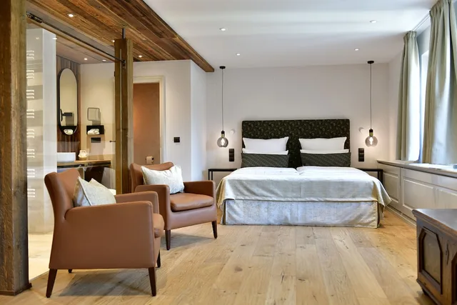 غرفة ديلوكس رباعية بسرير كينج وسرير كوين، Romantik Hotel Markusturm 4/10