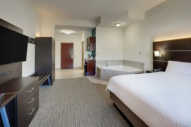 غرفة قياسية بسرير كينج بحوض جاكوزي، Holiday Inn Express Hotel And Suites Gadsden W Near Attalla 1/3