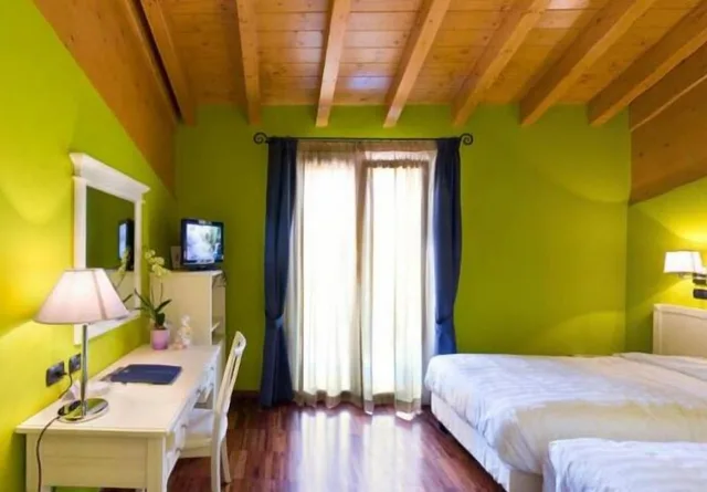 غرفة بسرير مزدوج أو سريرين منفصلين بإطلالة على البحيرة، Hotel Ristorante Vecchia Riva 2/2