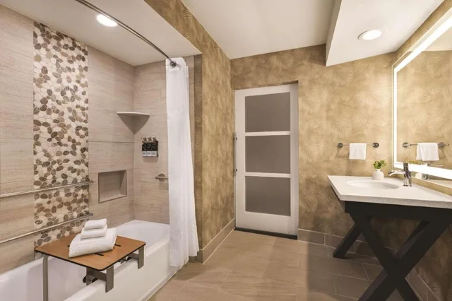 غرفة بسريرين كوين بإطلالة جزئية على البحر مع أريكة لذوي الإعاقة، Zachari Dunes on Mandalay Beach, Curio Collection by Hilton 3/3