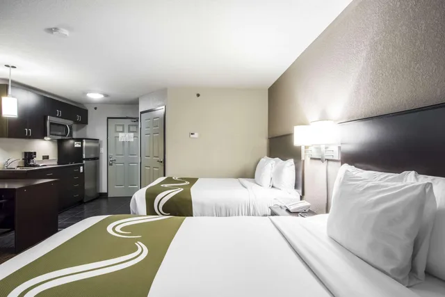 Efficiency, 2 Queen Beds، Quality Inn & Suites Thompson, MB 1/1