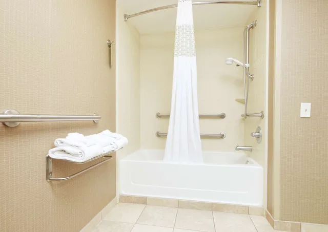 غرفة بسرير كوين بحوض استحمام لذوي الإعاقة، Hampton Inn by Hilton Indianapolis-South 4/4