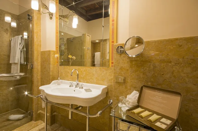جناح ديلوكس بسرير كينج بغرفتي نوم مع أريكة للمدخنين، Hotel Corona d Oro 1890 5/8