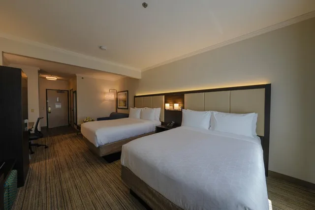 غرفة قياسية بسريرين كوين مع أريكة لذوي الإعاقة، Holiday Inn Express Hotel Suites Santa Clara Silicon Valley 2/4