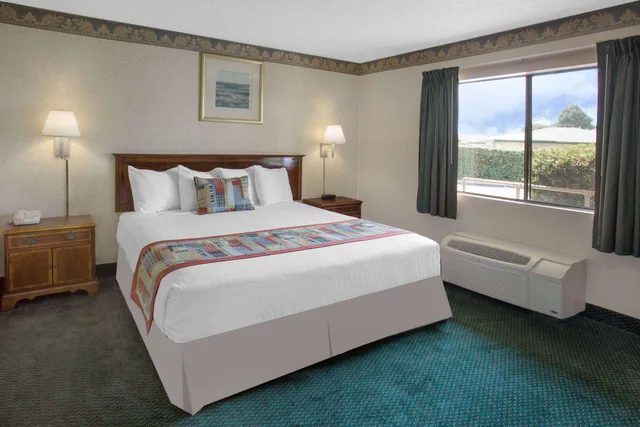 جناح، Travelodge by Wyndham Costa Mesa Newport Beach Hacienda 1/2
