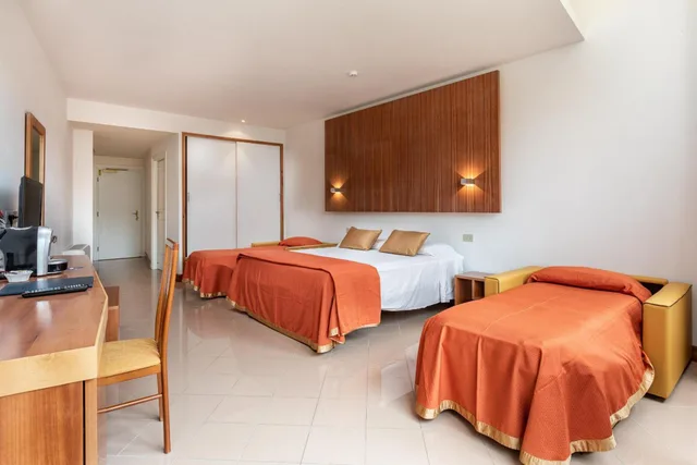غرفة سوبيريور رباعية بإطلالة على المدينة، Hotel Minerva 1/5