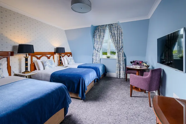 غرفة ثلاثية بسرير مزدوج وسرير فردي، Dromhall Hotel 1/3