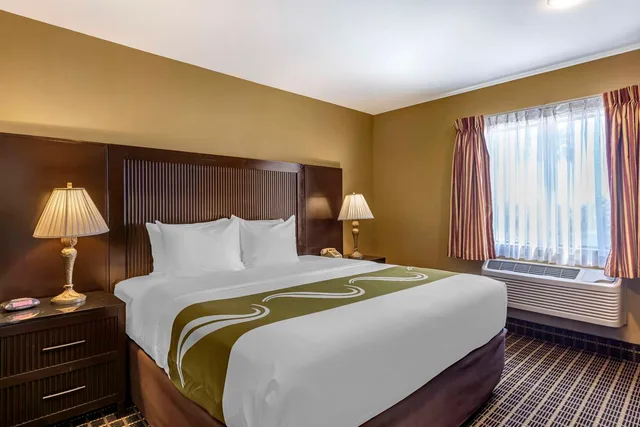 غرفة بسرير كينج وسرير كوين، Quality Inn & Suites Westminster Seal Beach 1/1