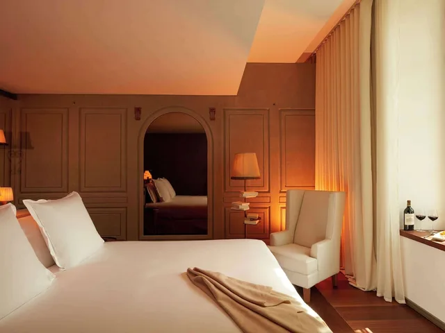 غرفة سيغنتشر بسرير كينج بإطلالة على الفناء، Mondrian Bordeaux Hotel des Carmes 1/7