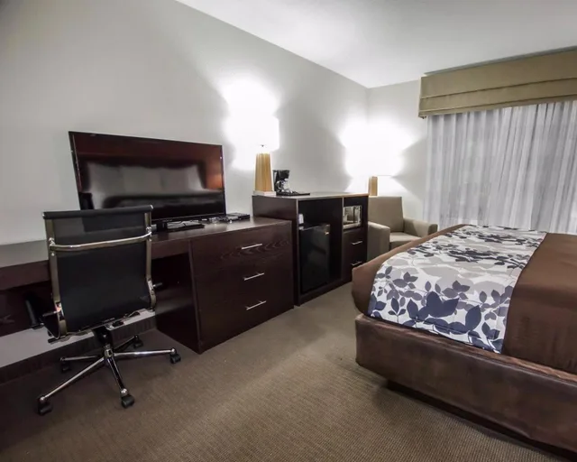 جناح بحوض جاكوزي، Sleep Inn & Suites And Conference Center Downtown 2/4