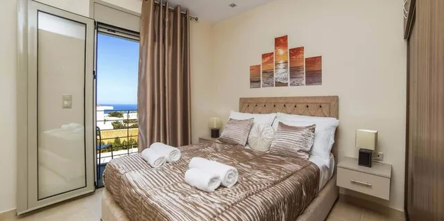 4 Bedrooms, 1 King and 2 Queen Beds, Sea View, Aroma Villas 2/8