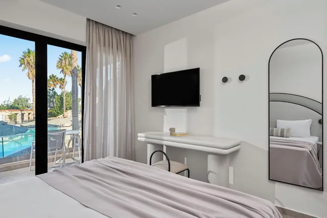 غرفة بسريرين منفصلين بإطلالة على المسبح، Atlantica Thalassa Hotel 7/10