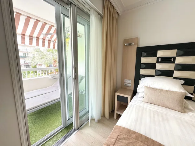 غرفة كومفورت بسرير كوين بإطلالة على الحديقة بشرفة، Hotel Victoria 1/8