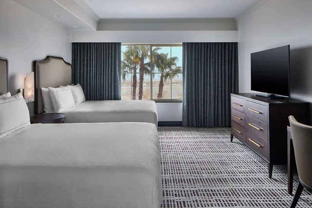 جناح بسريرين كوين بغرفة نوم واحدة مع أريكة، La Bellasera Hotel & Suites Paso Robles, Tapestry by Hilton 1/1